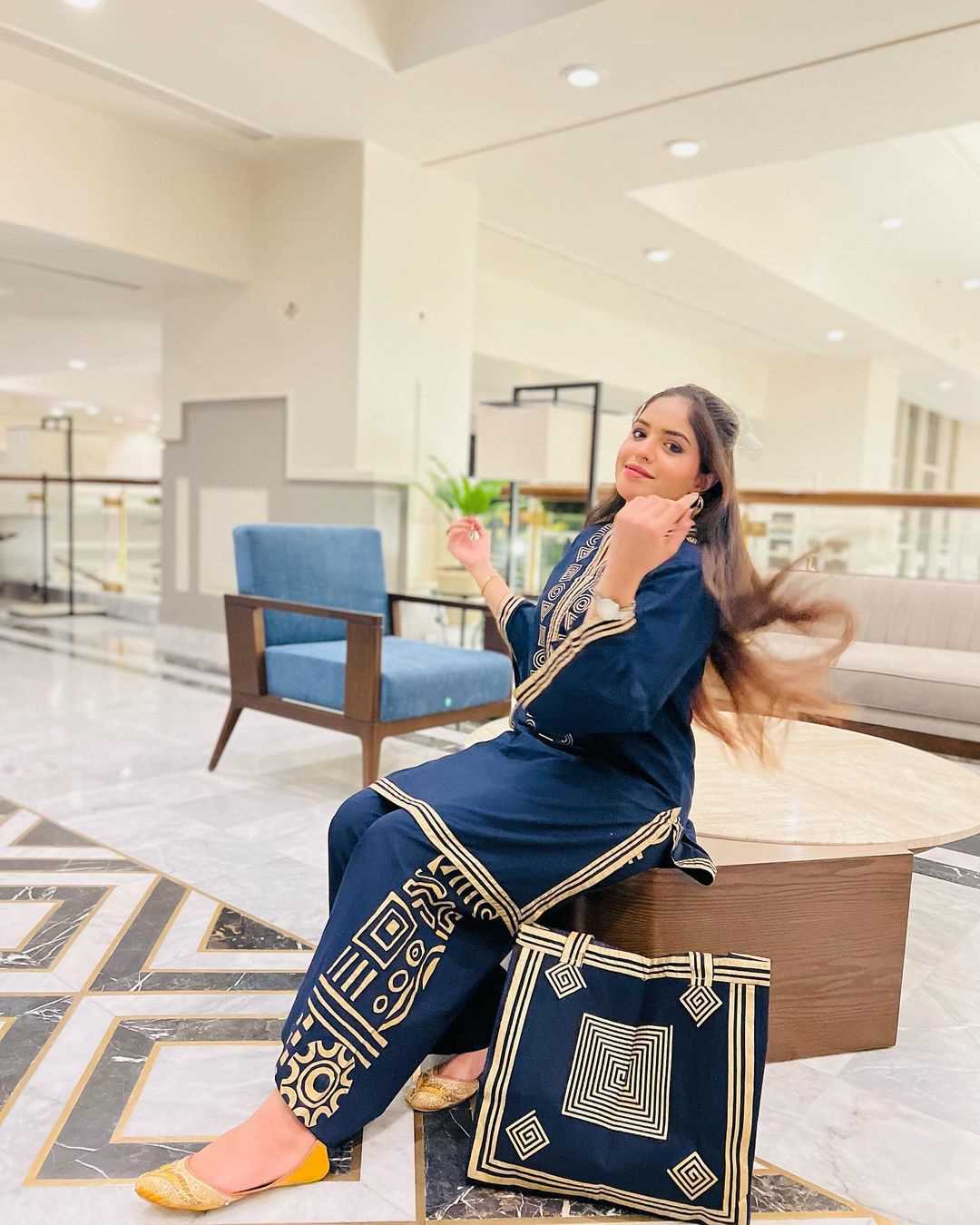 Pyramid Printed 2 Piece Set with Handbag Gift